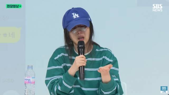 기자회견 중 눈물을 흘리는 민희진 대표. SBS 현장 영상 캡처