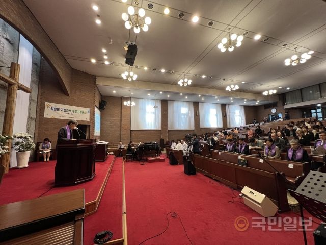 가정협 선교부장 윤마태 목사가 26일 서울 복음교회에서 기도하고 있다.