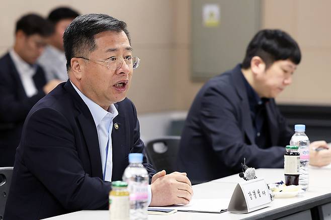 강경성 산업통상자원부 1차관은 지난 25일 서울 롯데마트맥스 영등포점을 찾아 주요 공산품 가격을 점검한 뒤 대형마트 및 편의점업계 관계자들과 간담회를 진행했다. [사진 제공 = 산업통상자원부]