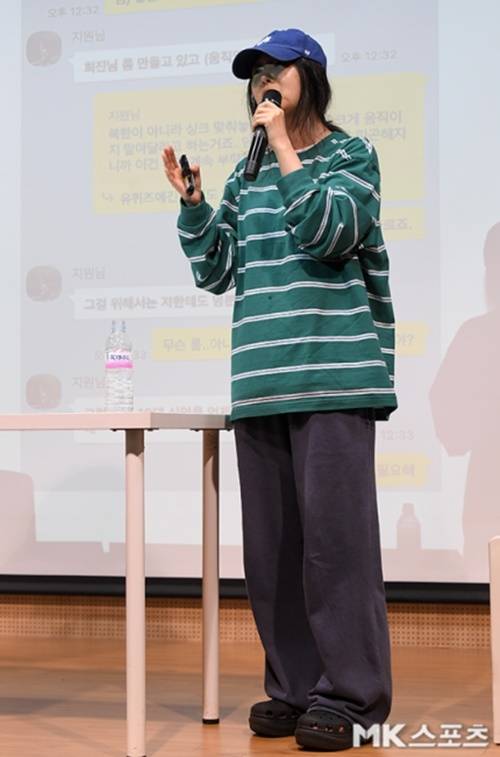 민 대표는 파란색 야구모자와 초록색 줄무늬 티셔츠를 착용해 등장, 그의 의상이 온라인에서 즉시 품절되는 현상을 일으켰다.  사진=천정환 기자
