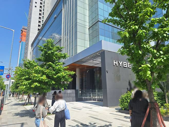 25일 오후 서울 용산구의 하이브 사옥 앞. 이곳에는 기념 사진을 찍기 위한 외국인의 발걸음이 이어졌다. /사진=김지은 기자