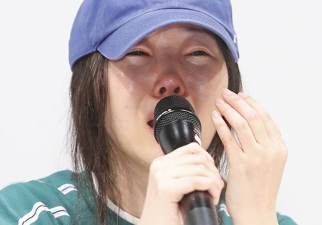 그룹 뉴진스의 소속사 어도어 민희진 대표가 지난 25일 서울 서초구 한국컨퍼런스센터에서 하이브 경영권 탈취 시도와 관련한 배임 의혹에 긴급기자회견을 갖고 눈물을 흘리며 입장을 밝히고 있다./사진= 뉴스1