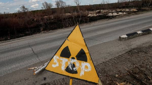 폭발 하루 전인 4월25일 시작된 안전검사는 자정을 넘어 4월26일 진행됐다. 사진은 체르노빌 원자력 발전소 인근 '레드 포레스트'라고 불리는 지역의 위험 표지판. /사진=로이터