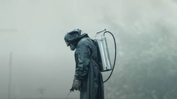 사고 직후 출동한 소방관 등은 방호복 없이 현장에 투입됐다. 사진은 한 드라마 속 체르노빌 원전 폭발 이후 사고를 수습하는 대원의 모습. 사진=HBO 공식 유튜브 '체르노빌(2019)' 공식 트레일러 영상 캡처