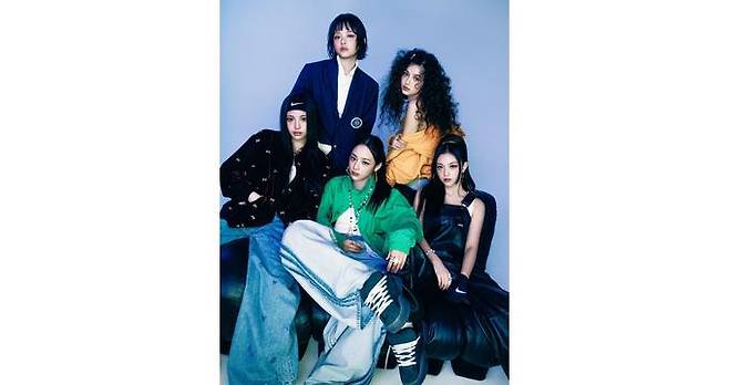 그룹 뉴진스가 새 앨범 홍보에 나섰다. 사진은 뉴진스의 앨범 재킷 사진. /사진= 어도어 제공