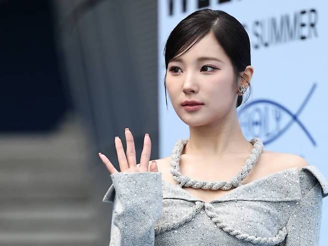 앨리스 소희가 15세 연상 사업과와의 결혼을 발표했다. 사진은 지난해 9월 서울 중구 동대문 DDP에서 열린 ‘2024 S/S 서울패션위크’ 홀리넘버세븐(HOLYNUMBER7) 컬렉션에 참석해 포즈를 취하고 있는 소희. /사진= 뉴스1