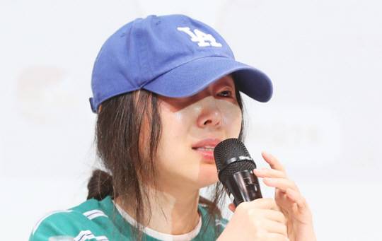 민희진 어도어 대표가 25일 오후 서울 강남구 한국컨퍼런스센터에서 열린 긴급 기자회견에서 입장을 밝히고 있다.뉴시스