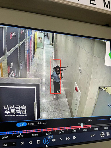 루이비통 가방을 가지고 달아나는 여성의 모습을 담은 CCTV 화면. 온라인 커뮤니티 보배드림 캡처.