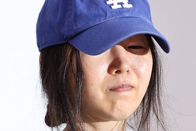 민희진 어도어 대표가 25일 오후 서울 서초구 한국컨퍼런스센터에서 입장 발표 기자회견 중 굳은 표정을 하고 있다. [연합]