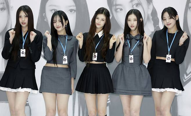 인천공항세관 홍보대사에 위촉된 그룹 뉴진스가 22일 인천국제공항 제1여객터미널 밀레니엄홀에서 열린 홍보대사 위촉식 행사장에서 포즈를 취하고 있다. [뉴시스]