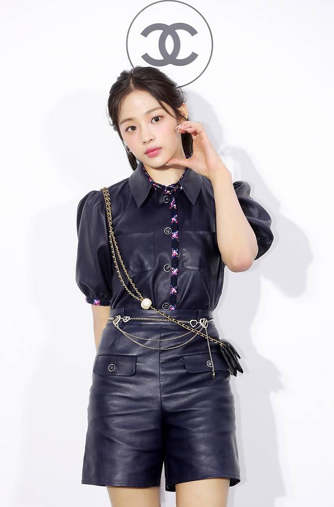 그룹 뉴진스 민지가 23일 오후 서울 성동구 인근에서 열린 샤넬 루쥬 알뤼르 팝업 행사에서 포즈를 취하고 있다. [뉴시스]