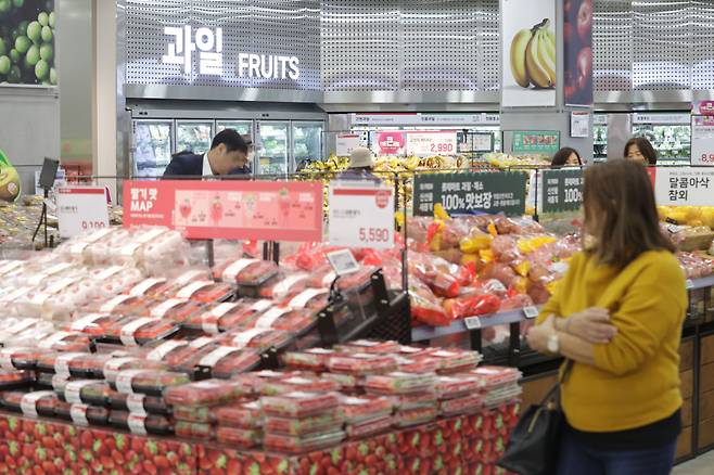 서울의 한 대형마트에서 시민들이 장을 보고 있다. [연합]