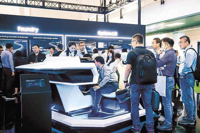삼성전자가 25일(현지시간) 베이징모터쇼 차오양관에서 전시한 제품 앞에 많은 관람객들이 모여 관심을 보이고 있다. [삼성전자 제공]