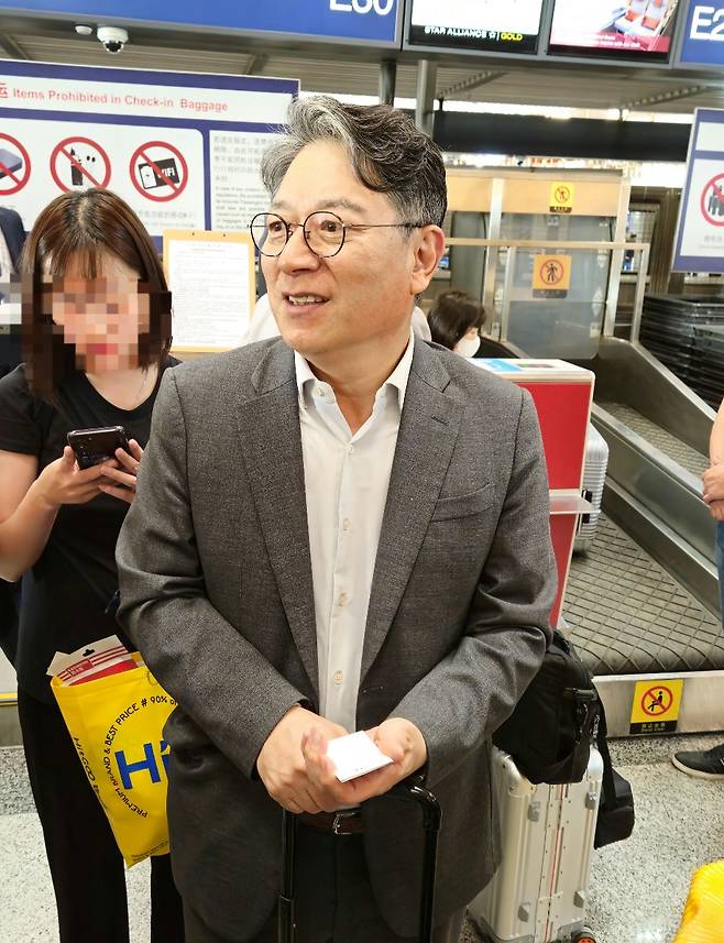 곽재선 KG모빌리티 회장이 26일 베이징 서우두 국제공항에서 기자들과 만난 모습. [베이징 공동취재단]