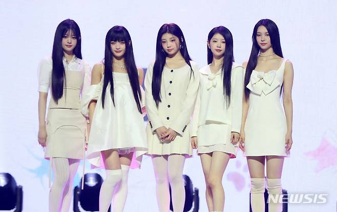 [서울=뉴시스] 김혜진 기자 = 그룹 아일릿이 25일 오후 서울 용산구 블루스퀘어에서 열린 첫 번째 미니 앨범 '슈퍼 리얼 미(SUPER REAL ME)' 쇼케이스에서 포즈를 취하고 있다. 2024.03.25. jini@newsis.com