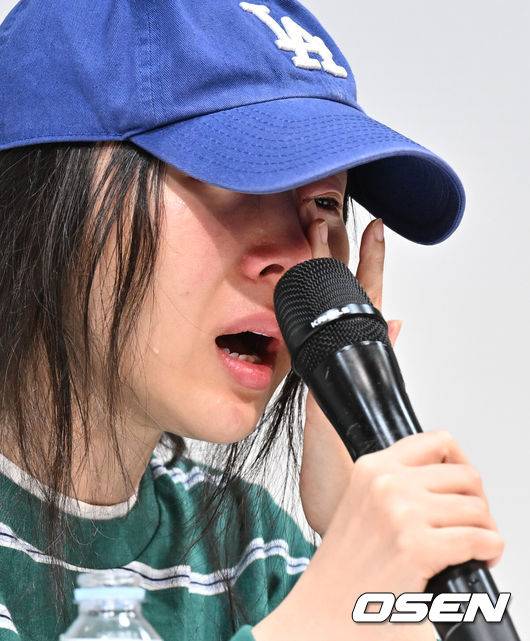 [OSEN=조은정 기자]하이브 산하 레이블 어도어의 대표 민희진이 25일 오후 서울 서초구 한국컨퍼런스센터에서 경영원 탈취 시도 의혹 관련 긴급기자회견을 열었다.앞서 하이브는 민희진 대표가 뉴진스를 데리고 본사로부터 독립하려 한다는 제보를 받아 관련 증거 수집에 나섰다.&nbsp;하이브는 A 씨 등 어도어 경영진이 대외비인 계약서를 유출하고, 하이브가 보유하고 있는 어도어 주식을 팔도록 유도했다는 정황을 포착해 감사권을 발동했으며&nbsp;A 씨가 하이브 내부 정보를 어도어에 넘긴 것으로도 파악했다. 이와 관련,&nbsp;민희진 대표는 공식입장을 통해 '아일릿의 뉴진스 카피 사태'에 문제를 제기하자 하이브로부터 해임 통보를 받은 것이라고 반박했다.민희진 대표가 뉴진스 언급 중 눈물을 흘리고 있다. 2024.04.25 /cej@osen.co.kr