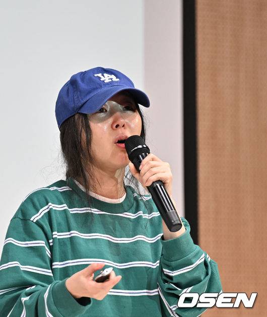 [OSEN=조은정 기자]하이브 산하 레이블 어도어의 대표 민희진이 25일 오후 서울 서초구 한국컨퍼런스센터에서 경영원 탈취 시도 의혹 관련 긴급기자회견을 열었다.앞서 하이브는 민희진 대표가 뉴진스를 데리고 본사로부터 독립하려 한다는 제보를 받아 관련 증거 수집에 나섰다.&nbsp;하이브는 A 씨 등 어도어 경영진이 대외비인 계약서를 유출하고, 하이브가 보유하고 있는 어도어 주식을 팔도록 유도했다는 정황을 포착해 감사권을 발동했으며&nbsp;A 씨가 하이브 내부 정보를 어도어에 넘긴 것으로도 파악했다. 이와 관련,&nbsp;민희진 대표는 공식입장을 통해 '아일릿의 뉴진스 카피 사태'에 문제를 제기하자 하이브로부터 해임 통보를 받은 것이라고 반박했다.민희진 대표가 입장을 발표하고 있다. 2024.04.25 /cej@osen.co.kr