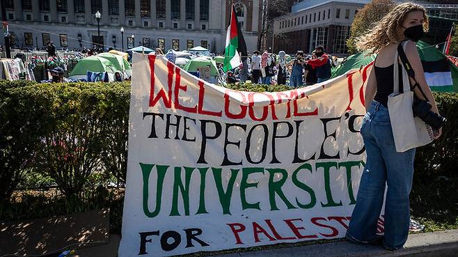 미국 뉴욕 컬럼비아대 캠퍼스 내 친팔레스타인 시위 캠프에 세워진 천막 앞에 세워져 있는 팻말