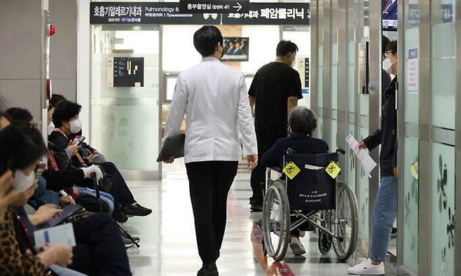 주 1회 외래진료 휴진을 시작한 26일 대전 충남대병원에 환자와 보호자들이 진료를 대기하고 있다. 연합뉴스