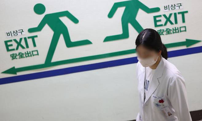 의대 증원 정책과 관련해 의정갈등이 계속되고 있는 26일 한 대학병원에서 의료관계자가 이동하고 있다. 연합뉴스