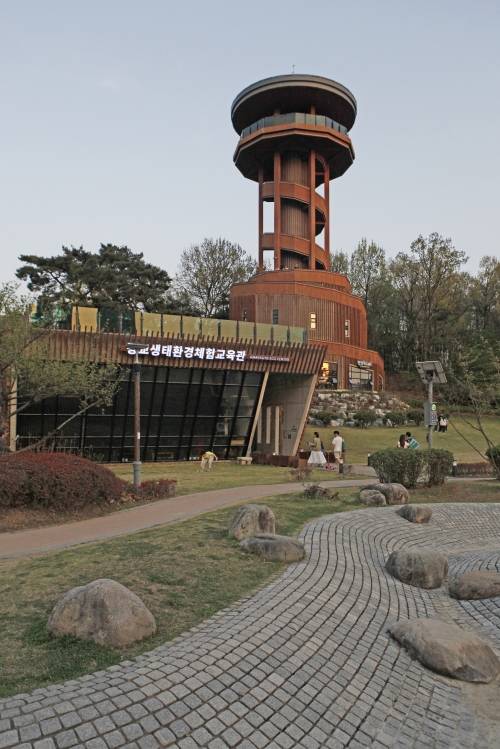 광교호수공원에는 광교생태환경체험교육관, 프라이부르크전망대 등 보고 즐길 거리가 많다.