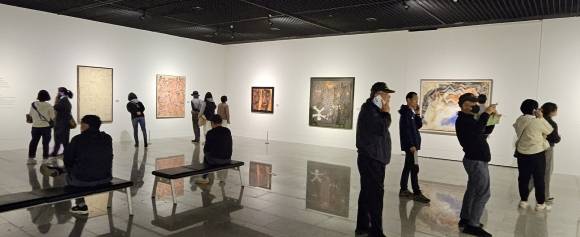 제주도립미술관에서 지난 23일부터 오는 7월 21일까지 이건희컬렉션 제주 순회전이 열리고 있다. 사진은 개막 첫날 관람객들이 작품을 감상하고 있는 모습. 제주 강동삼 기자