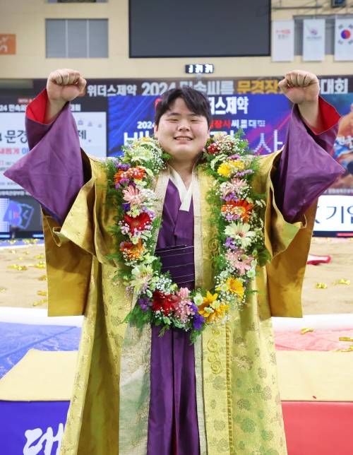 김민재가 26일 문경장사씨름대회 백두장사결정전에서 우승한 뒤 환하게 웃고 있다. 대한씨름협회 제공