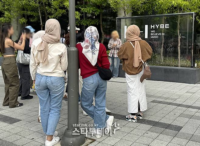 하이브 사옥을 찾은 관광객들이 기념촬영에 나서고 있다. <강영국 기자>