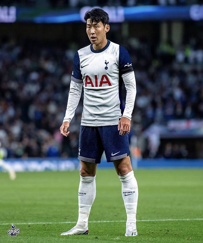 유니폼 전문 사이트 푸티헤드라인즈가 24일(한국시간) 토트넘의 2024-2025시즌 원정 유니폼 유출샷을 공개했다.&nbsp;  토트넘의 새로운 원정 유니폼은 밝은 하늘색이다. 그동안 없었던 색상의 원정 유니폼이다. 과거 2015-2016시즌 진한 하늘색과 네이비색 조합의 원정 유니폼이 있었지만, 파스텔 톤의 하늘색 계열을 사용한 적은 없었다.&nbsp;푸티헤드라인즈