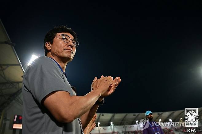 10회 연속 올림픽 본선행 도전하는 황선홍 감독 (서울=연합뉴스) 26일(한국시간) 카타르 도하 압둘라 빈 칼리파 스타디움에서 열린 2024 AFC U-23 아시안컵 8강전 한국과 인도네시아의 경기에 앞서 황선홍 감독이 선수들을 독려하고 있다. 2024.4.26 [대한축구협회 제공. 재판매 및 DB 금지] photo@yna.co.kr