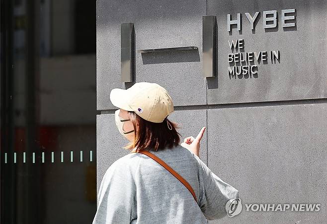 하이브, 민희진 어도어 대표 감사 착수…주가 영향은 (서울=연합뉴스) 서대연 기자 = 가요 기획사 하이브의 주가가 걸그룹 뉴진스가 소속된 산하 레이블 어도어 민희진 대표와의 갈등으로 하락세를 보이고 있다. 
    하이브는 22일 민희진 대표 등이 경영권 탈취 시도를 했다며 전격 감사에 착수한 것으로 알려졌다. 민 대표는 하이브의 또 다른 산하 레이블인 빌리프랩의 걸그룹 아일릿이 뉴진스를 카피했다는 공식입장으로 맞받아쳤다. 이 갈등의 영향 등으로 22일 하이브의 주가는 전 거래일보다 7.81％ 하락했다. 사진은 23일 오후 서울 용산구 하이브 사옥. 2024.4.23 dwise@yna.co.kr