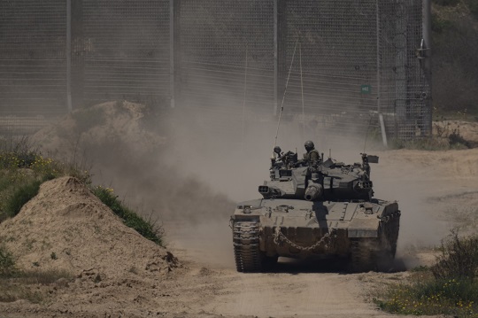 이스라엘 남부-가자지구 국경 부근에서 이스라엘 전차가 이동하는 모습 (사진 출처 : AP/뉴시스)