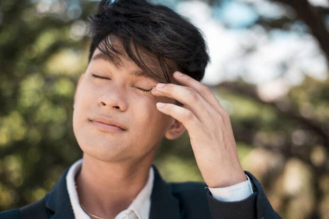 재채기, 콧물이나 코막힘 등 감기 증상에 눈까지 가렵다면? 알레르기 비염(호흡기 알레르기)일 확률이 매우 높다. 비슷한 증상을 보이는 다른 병과 구별해야 건강을 잘 지킬 수 있다. [사진= 게티이미지뱅크]