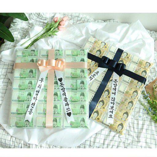 어버이날 등 기념일 선물, 불멸의 선호도 1위는 현금이다. 이색 돈 선물 포장법만 시중에 수백가지 나와있다. 방석 위에 지폐를 깔아 '돈방석에 앉아보시라'는 유머를 선사하는 돈 방석 상품의 예. /온라인 커뮤니티