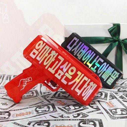지폐를 허공에 쏴주는 돈 총(money gun). 이색 돈 포장으로선 클래식이 될 정도로 많은 이들이 이용했고, 부모들도 가장 많이 웃는다는 제품이다. 다이소에서도 판다. /온라인 몰