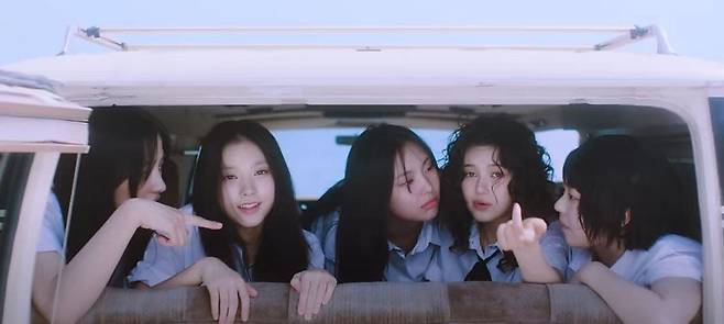 뉴진스 신곡 버블검 뮤직비디오의 한 장면. / 유튜브 캡처.
