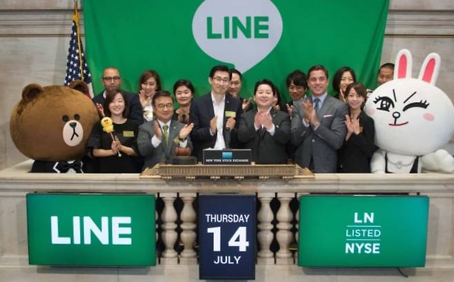 신중호 라인야후 최고제품책임자(당시 라인 최고글로벌책임자)가 지난 2016년 7월 14일 뉴욕 증권거래소에서 라인 상장을 알리는 종을 치고 있다./조선DB