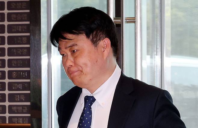 임현택 대한의사협회장 당선인 14일 서울 용산구 대한의사협회 대회의실에서 열린 의대정원 증원 저지를 위한 비상대책위원회 제8차 회의에 참석하기 위해 회의장으로 향하고 있다. / 뉴스1