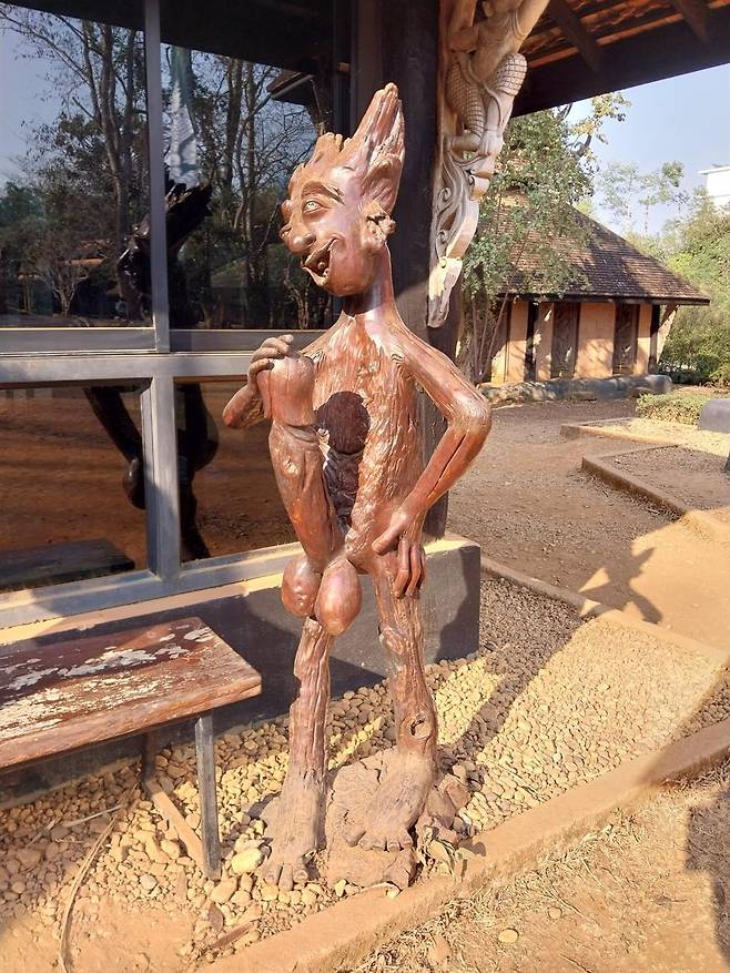 반담 뮤지엄의 동상.