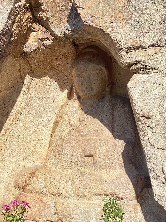 경주 남산 불곡마애여래좌상. 이 동네 사람들은 ‘감실 할매 부처’라고 부른다.