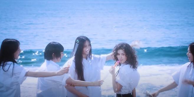 뉴진스 ‘버블검’ 뮤직비디오. 유튜브 갈무리