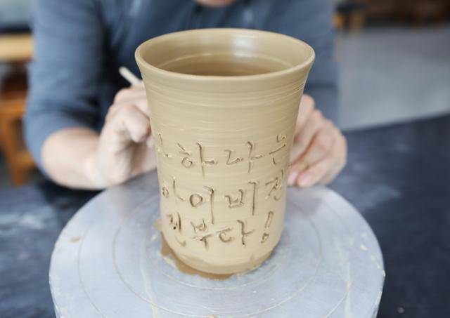 부안청자박물관의 나만의 고려청자 만들기 체험. ⓒ박준규