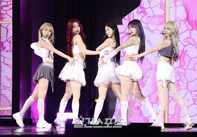 그룹 르세라핌(LE SSERAFIM) 허윤진, 김채원, 카즈하, 사쿠라, 홍은채가 19일 오후 서울 성북구 고려대학교 화정체육관에서 열린 미니 3집 ‘이지(EASY)’ 발매 기념 쇼케이스에 참석해 수록곡 무대를 선보이고 있다.동명의 타이틀곡 ‘이지’는 어느 것 하나 쉽지 않지만, 우리가 모든 것을 쉽게 만들어 보이겠다는 르세라핌만의 각오가 담겼다. 알앤비 스타일의 캐치한 보컬과 중독성 강한 멜로디의 조화가 매력적인 노래다.서병수 기자 qudtn@edaily.co.kr /2024.02.19/