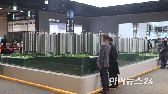 26일 '계양 롯데캐슬 파크시티' 견본주택 방문객들이 모형도를 보고 있다. [사진=이수현 기자]