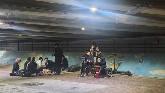 지난 21일 오후 8시 30분쯤 서울 관악구 봉림교 아래 도림천 수변 공간에서 '다리 밑 프로젝트'의 버스킹 공연이 펼쳐졌다. 이들은 올해로 10년째 앰프, 마이크 등 공연 장비 없이 오직 굴다리 울림을 이용해 길거리 공연을 이어오고 있다. 김서원 기자