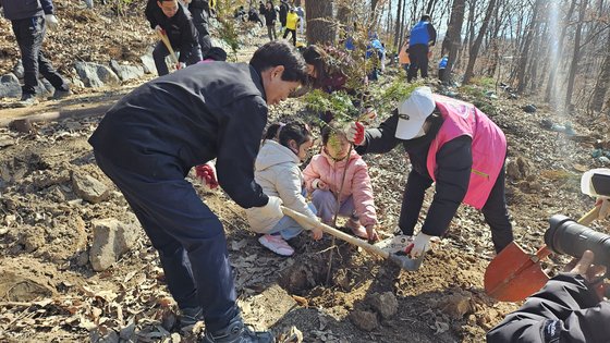 지난 3월 9일 대구 달서구 와룡산에서 열린 나무 심기 행사에서 이태훈 달서구청장이 주민들과 함께 나무를 심고 있다. [사진 달서구]