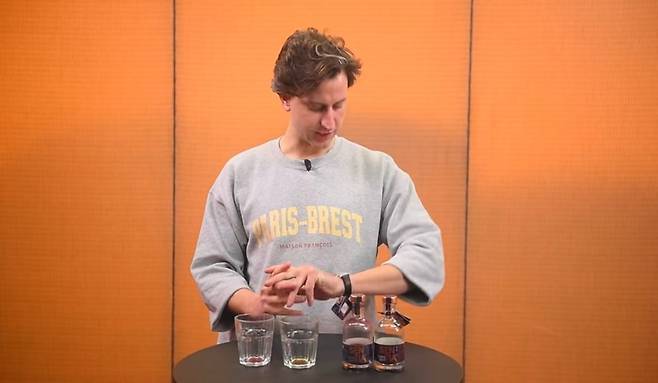 한 해외 유튜버가 센티아 술을 마시고 10분 후 취기가 올라온다고 설명하는 모습. /사진=유튜브 'Evening Standard' 캡처