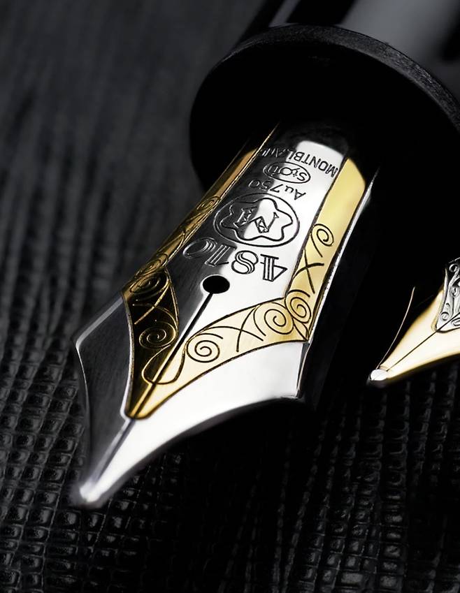 몽블랑 산 높이 4810이  각인된  몽블랑 닙(사진①)
사진 출처 : Montblanc.com