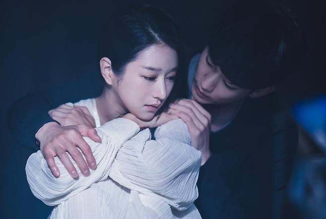 A scene from tvN TV series "It's Okay to Not Be Okay" starring Seo Ye-ji (left) and Kim Soo-hyun (tvN)