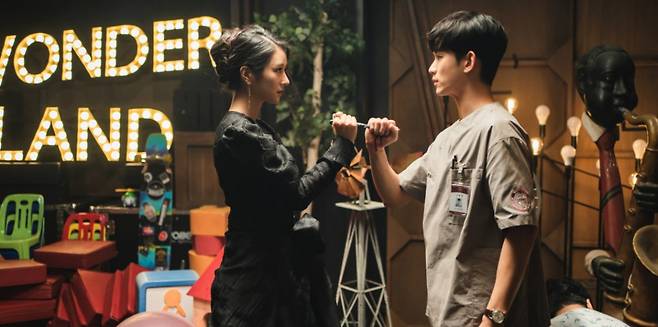 A scene from tvN TV series "It's Okay to Not Be Okay" starring Seo Ye-ji (left) and Kim Soo-hyun (tvN)